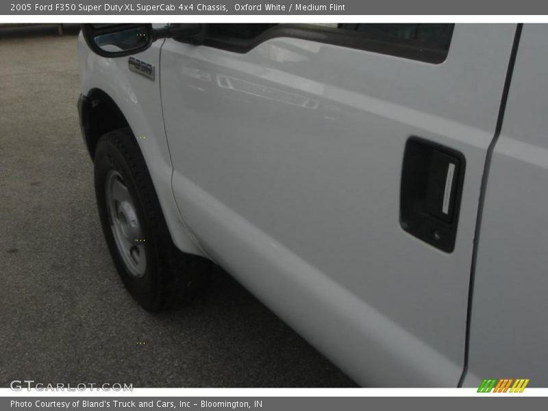 Oxford White / Medium Flint 2005 Ford F350 Super Duty XL SuperCab 4x4 Chassis