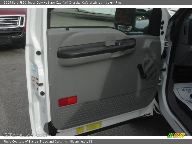 Oxford White / Medium Flint 2005 Ford F350 Super Duty XL SuperCab 4x4 Chassis