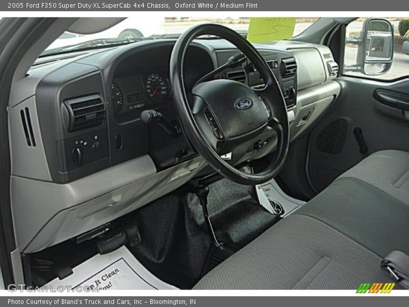 Oxford White / Medium Flint 2005 Ford F350 Super Duty XL SuperCab 4x4 Chassis