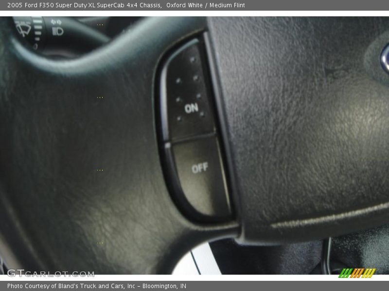 Oxford White / Medium Flint 2005 Ford F350 Super Duty XL SuperCab 4x4 Chassis