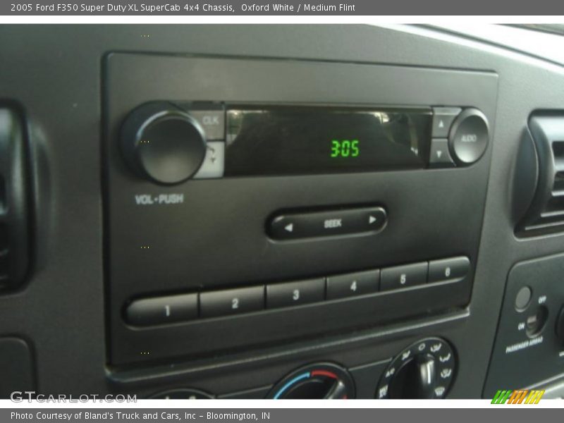 Oxford White / Medium Flint 2005 Ford F350 Super Duty XL SuperCab 4x4 Chassis