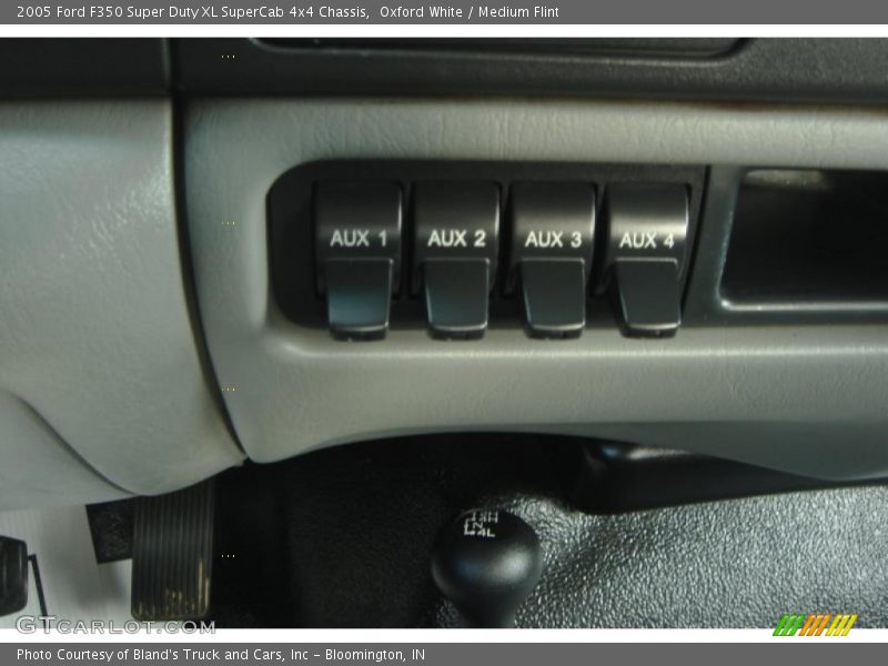 Oxford White / Medium Flint 2005 Ford F350 Super Duty XL SuperCab 4x4 Chassis