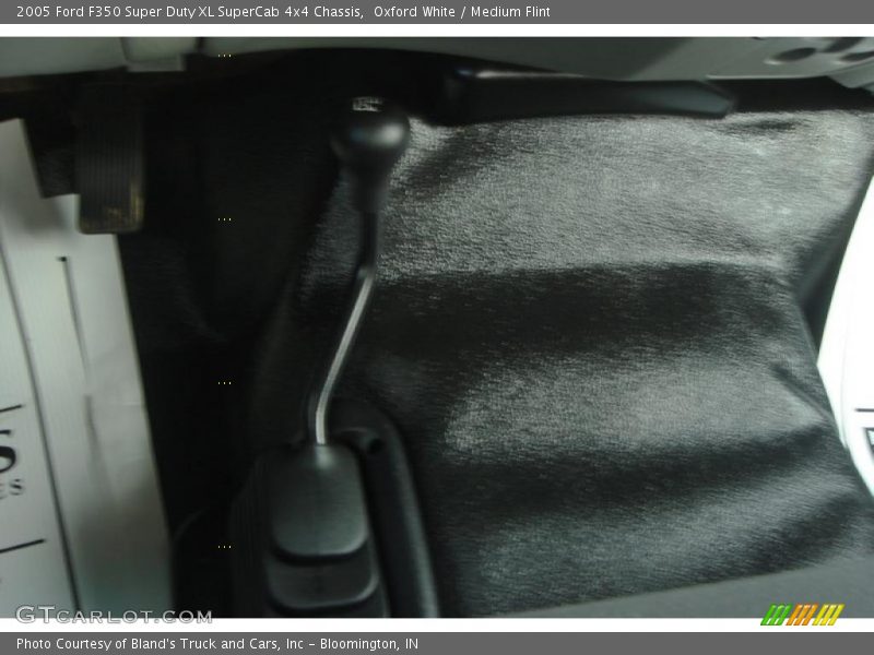 Oxford White / Medium Flint 2005 Ford F350 Super Duty XL SuperCab 4x4 Chassis