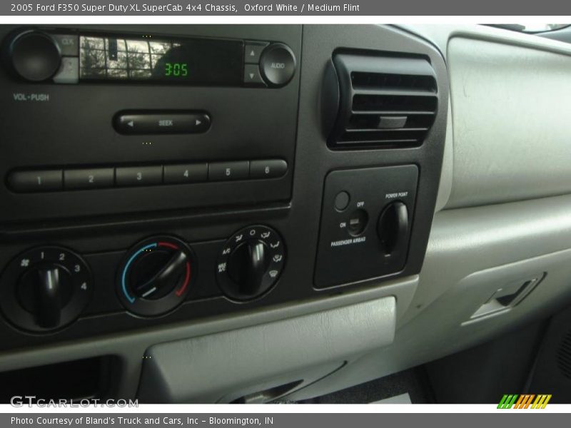 Oxford White / Medium Flint 2005 Ford F350 Super Duty XL SuperCab 4x4 Chassis