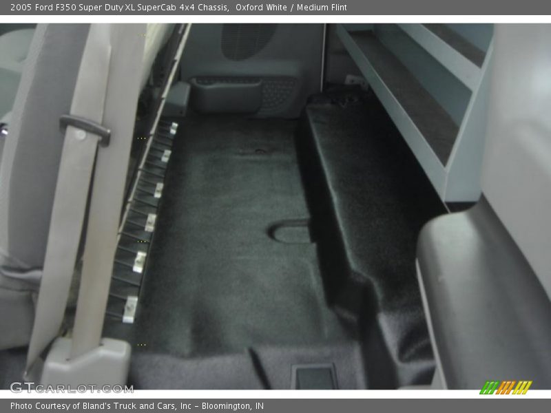 Oxford White / Medium Flint 2005 Ford F350 Super Duty XL SuperCab 4x4 Chassis