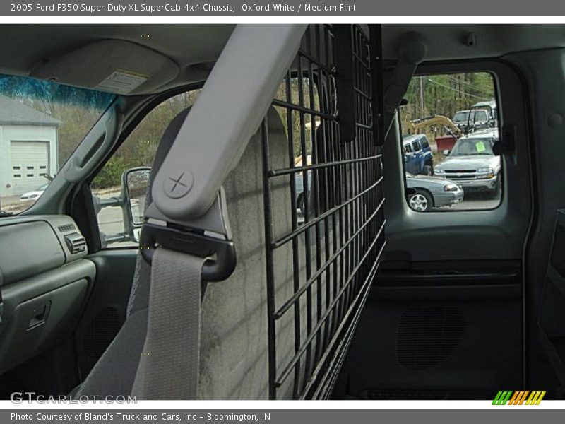 Oxford White / Medium Flint 2005 Ford F350 Super Duty XL SuperCab 4x4 Chassis