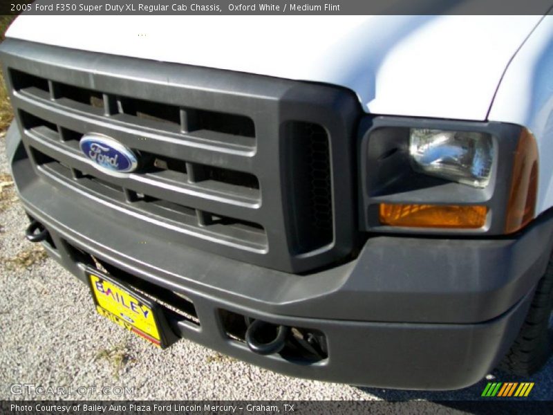 Oxford White / Medium Flint 2005 Ford F350 Super Duty XL Regular Cab Chassis