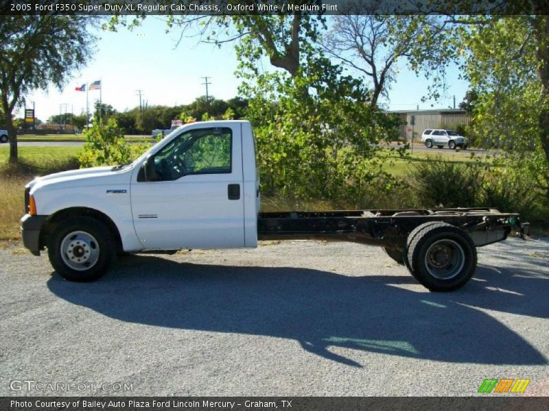 Oxford White / Medium Flint 2005 Ford F350 Super Duty XL Regular Cab Chassis