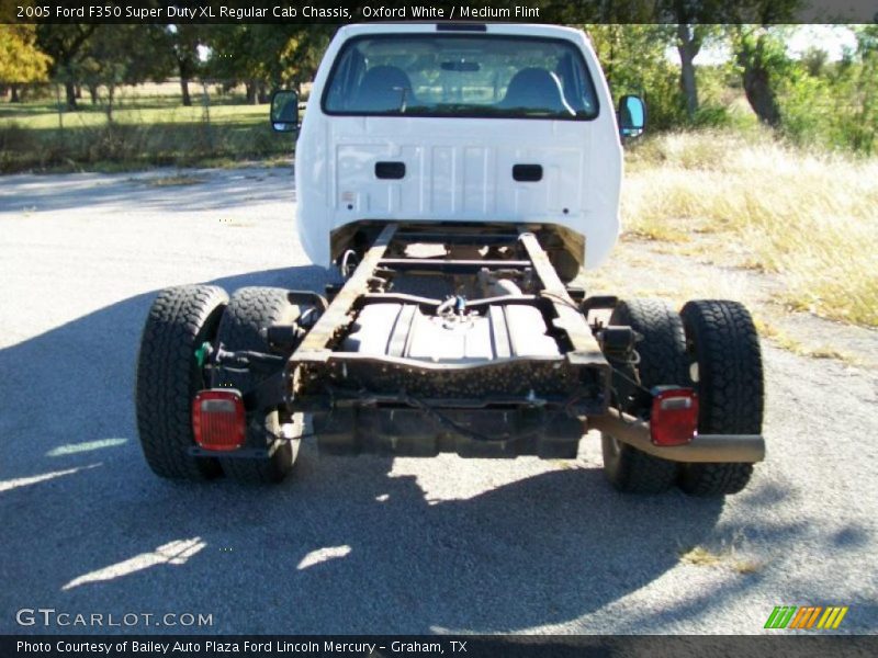 Oxford White / Medium Flint 2005 Ford F350 Super Duty XL Regular Cab Chassis