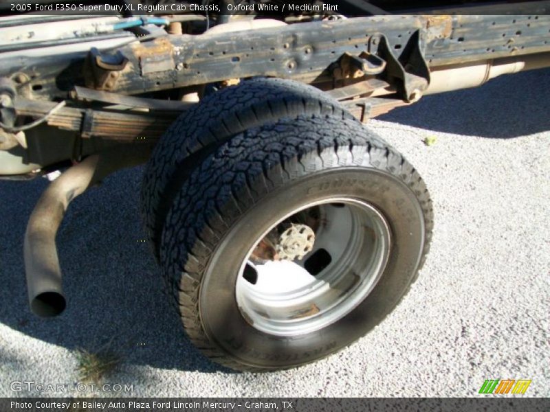 Oxford White / Medium Flint 2005 Ford F350 Super Duty XL Regular Cab Chassis
