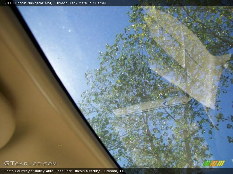 Sunroof of 2010 Navigator 4x4