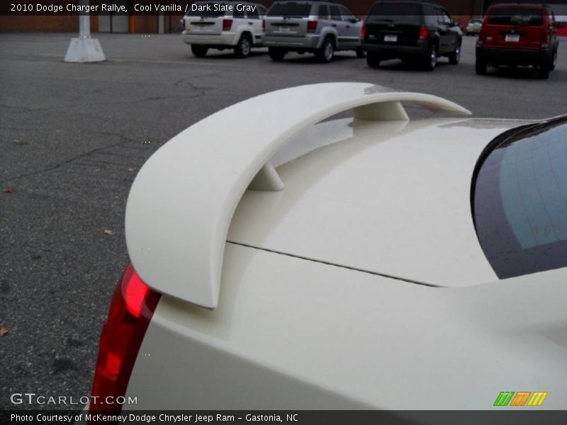 Cool Vanilla / Dark Slate Gray 2010 Dodge Charger Rallye