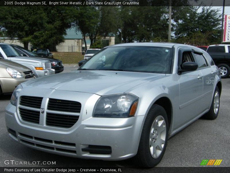 Front 3/4 View of 2005 Magnum SE