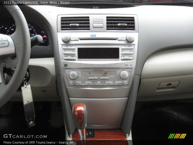 Super White / Bisque 2011 Toyota Camry XLE