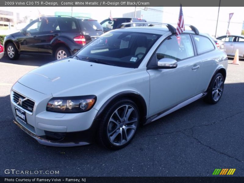 Front 3/4 View of 2009 C30 T5 R-Design