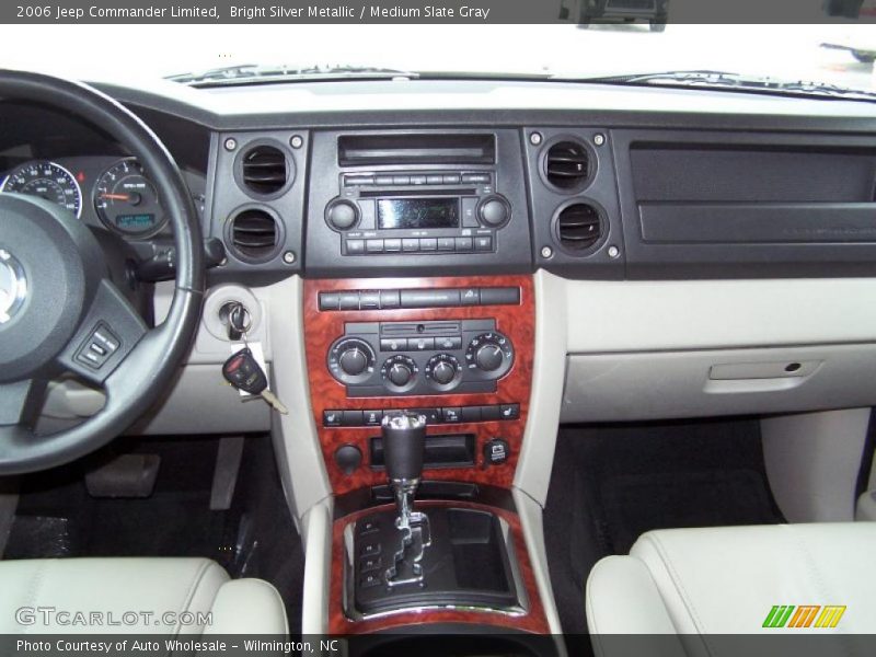 Dashboard of 2006 Commander Limited