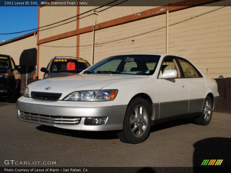 Front 3/4 View of 2001 ES 300