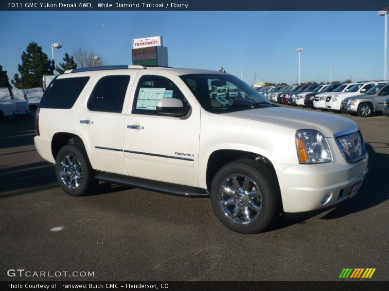 Front 3/4 View of 2011 Yukon Denali AWD