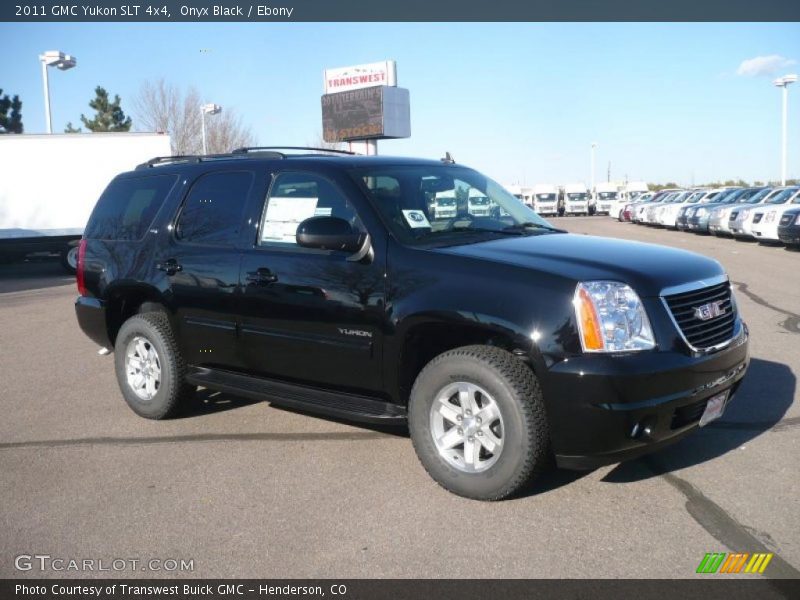 Front 3/4 View of 2011 Yukon SLT 4x4