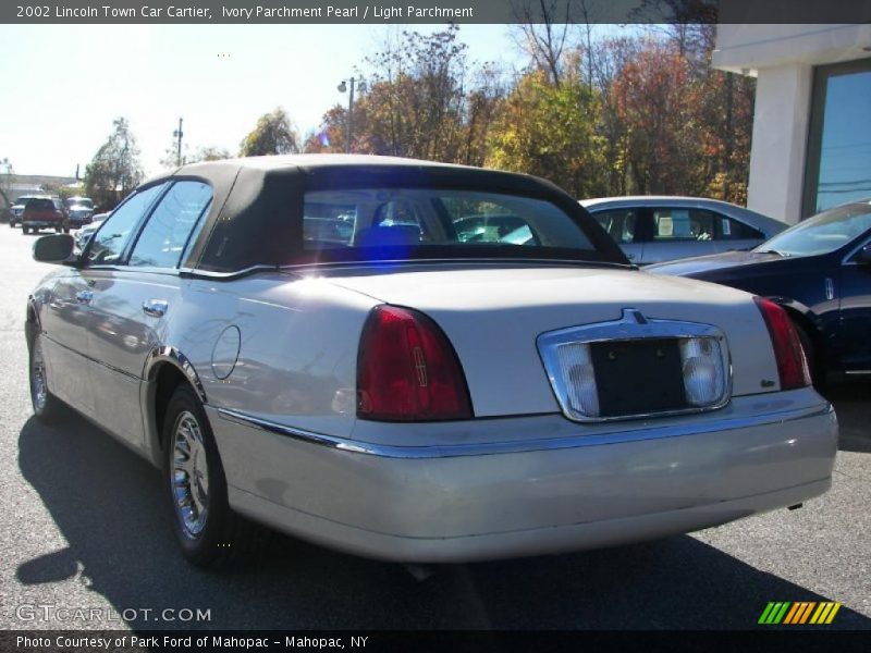 Ivory Parchment Pearl / Light Parchment 2002 Lincoln Town Car Cartier
