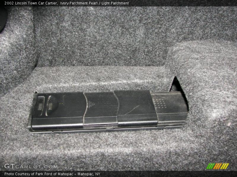 Ivory Parchment Pearl / Light Parchment 2002 Lincoln Town Car Cartier