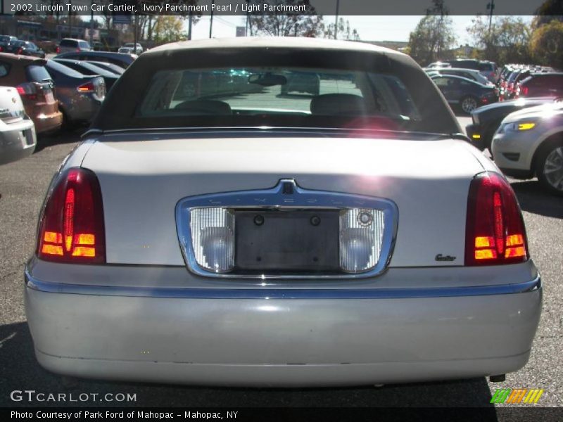 Ivory Parchment Pearl / Light Parchment 2002 Lincoln Town Car Cartier