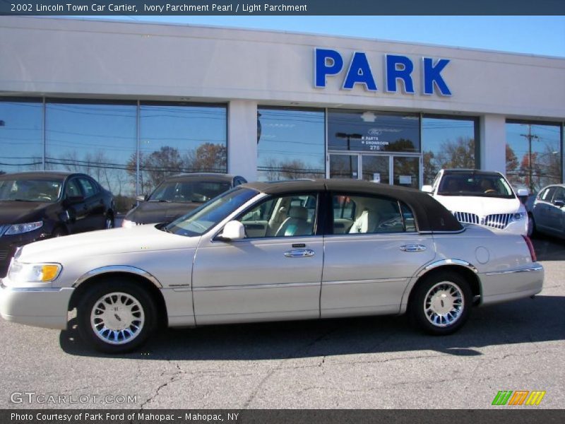 Ivory Parchment Pearl / Light Parchment 2002 Lincoln Town Car Cartier