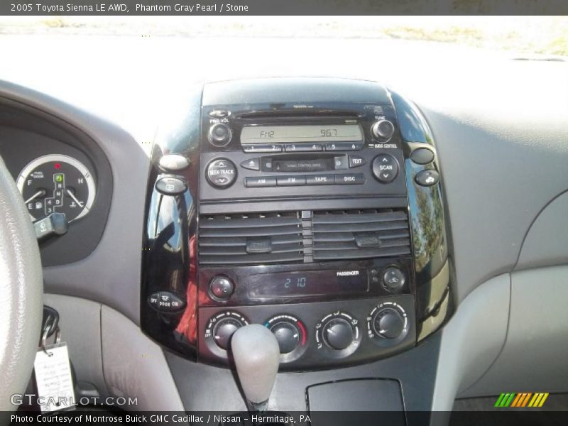 Controls of 2005 Sienna LE AWD
