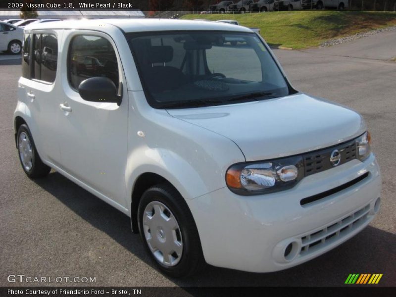 White Pearl / Black 2009 Nissan Cube 1.8