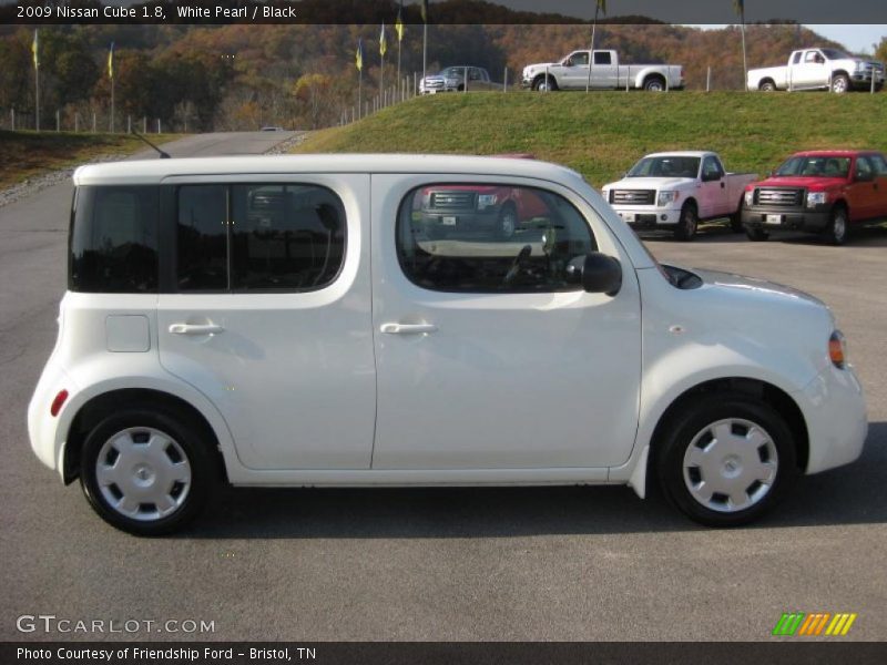 White Pearl / Black 2009 Nissan Cube 1.8