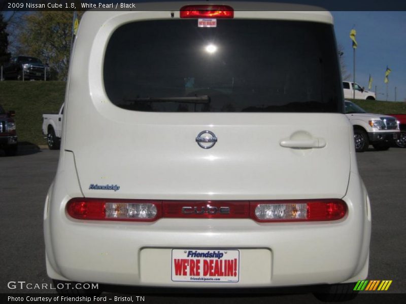 White Pearl / Black 2009 Nissan Cube 1.8