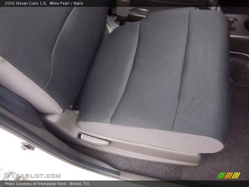 White Pearl / Black 2009 Nissan Cube 1.8
