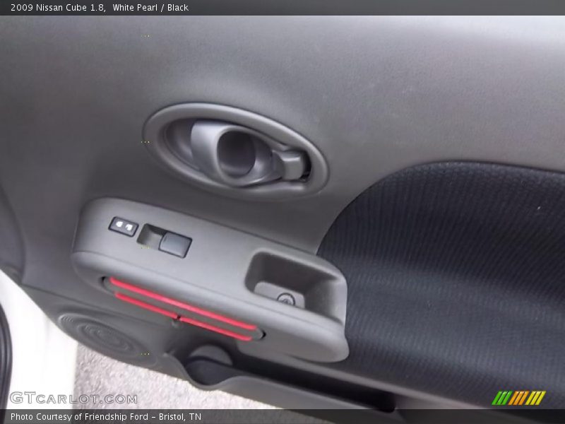 White Pearl / Black 2009 Nissan Cube 1.8