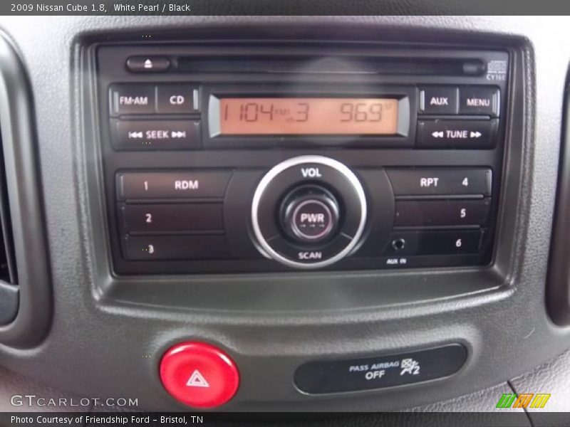 White Pearl / Black 2009 Nissan Cube 1.8