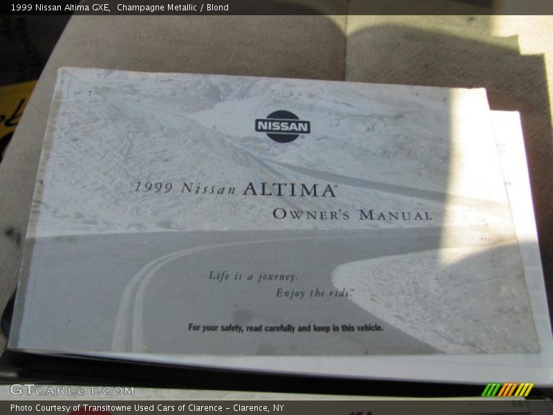 Champagne Metallic / Blond 1999 Nissan Altima GXE