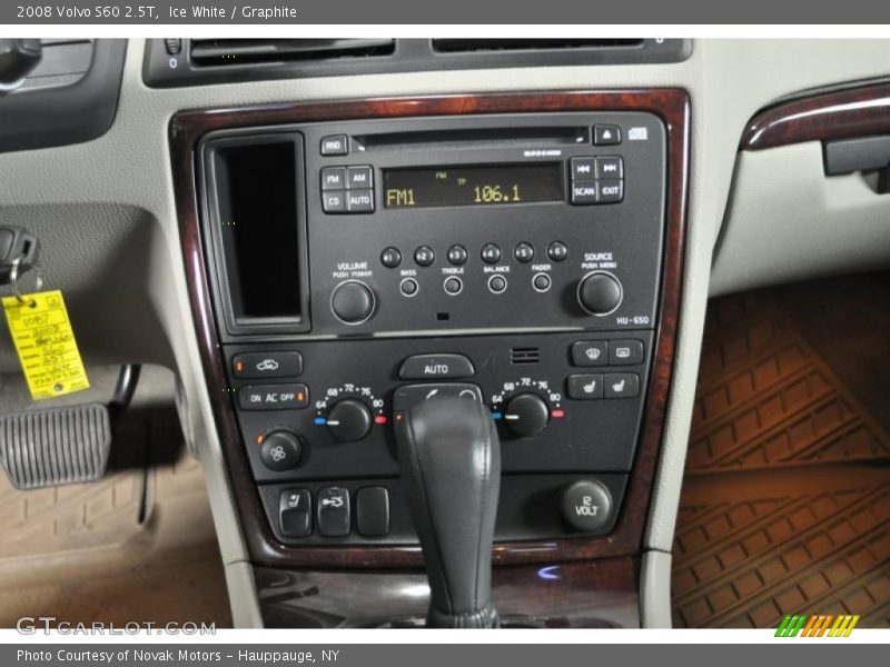 Ice White / Graphite 2008 Volvo S60 2.5T