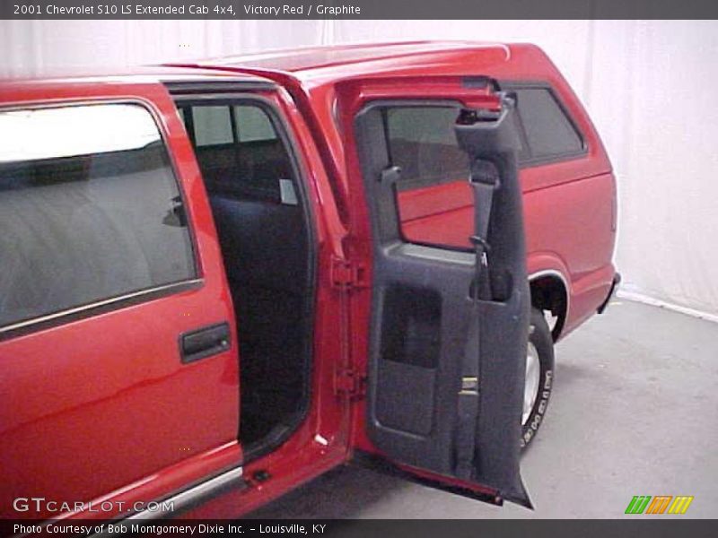 Victory Red / Graphite 2001 Chevrolet S10 LS Extended Cab 4x4