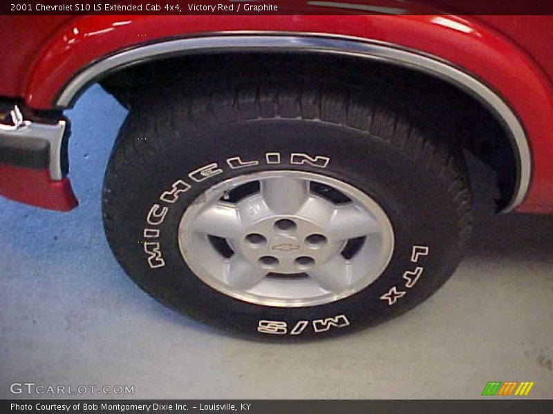 Victory Red / Graphite 2001 Chevrolet S10 LS Extended Cab 4x4