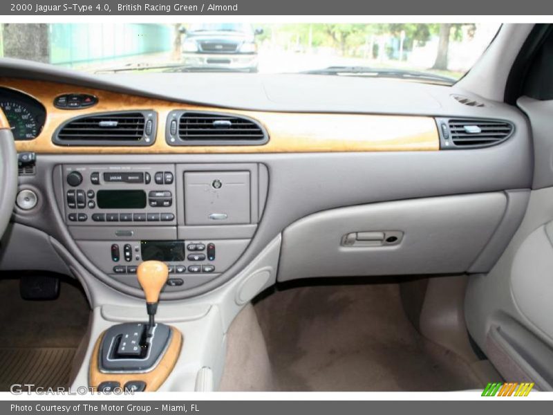 Dashboard of 2000 S-Type 4.0