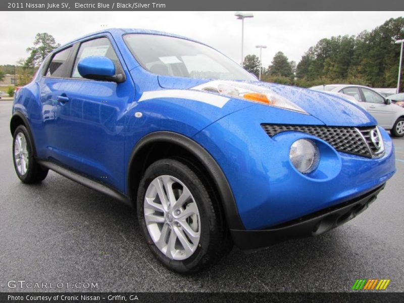 Front 3/4 View of 2011 Juke SV