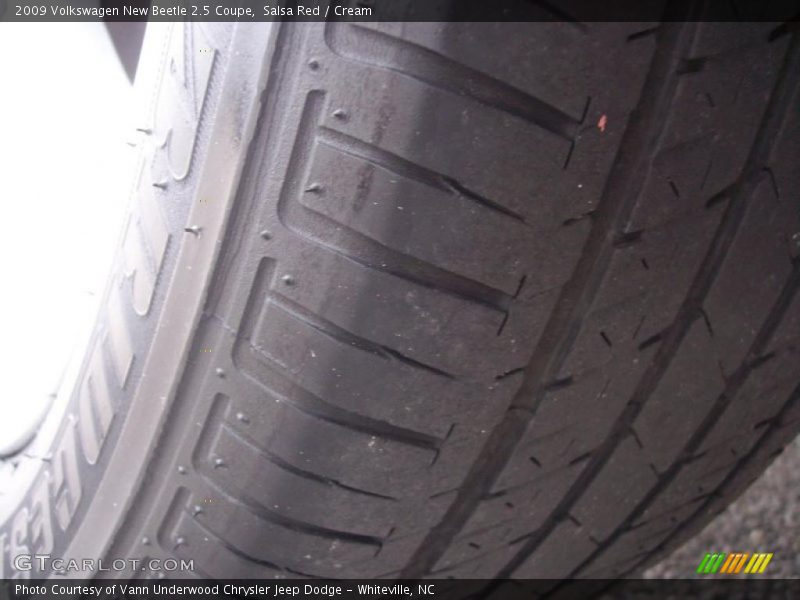 Salsa Red / Cream 2009 Volkswagen New Beetle 2.5 Coupe