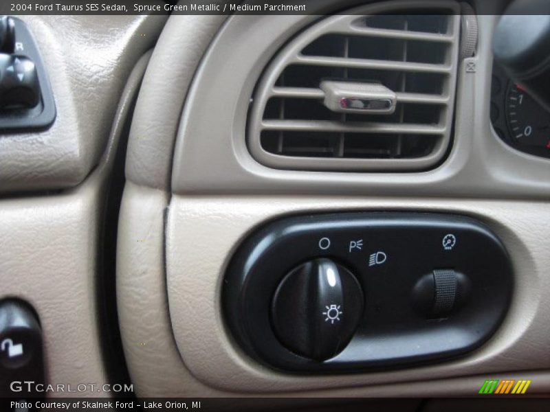 Spruce Green Metallic / Medium Parchment 2004 Ford Taurus SES Sedan