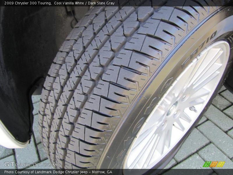 Cool Vanilla White / Dark Slate Gray 2009 Chrysler 300 Touring