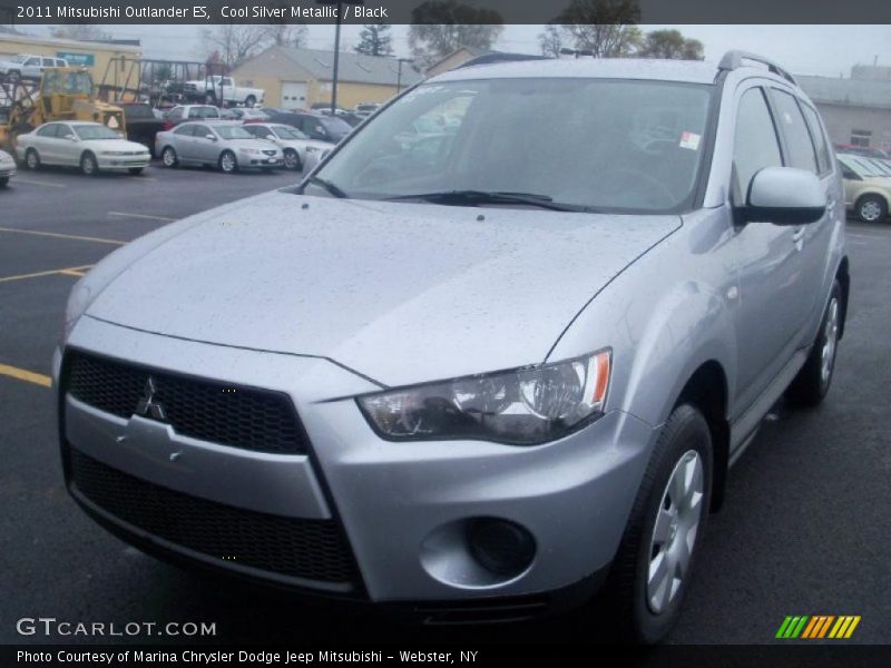 Front 3/4 View of 2011 Outlander ES