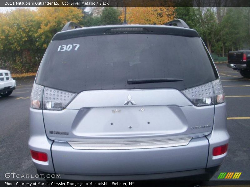 Cool Silver Metallic / Black 2011 Mitsubishi Outlander ES