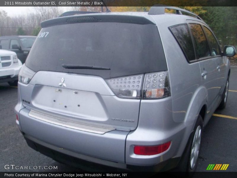 Cool Silver Metallic / Black 2011 Mitsubishi Outlander ES