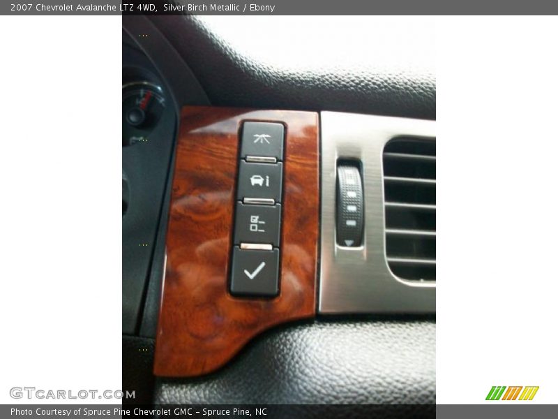 Silver Birch Metallic / Ebony 2007 Chevrolet Avalanche LTZ 4WD