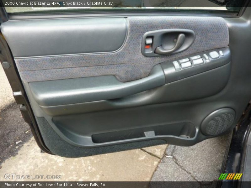 Onyx Black / Graphite Gray 2000 Chevrolet Blazer LS 4x4