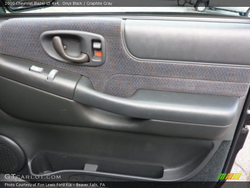 Onyx Black / Graphite Gray 2000 Chevrolet Blazer LS 4x4