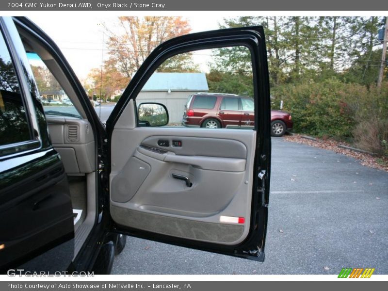 Onyx Black / Stone Gray 2004 GMC Yukon Denali AWD